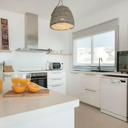 Lucitimo - Modern 3 Bedroom - Perfect For Families - Well Furnished Interior Villa *